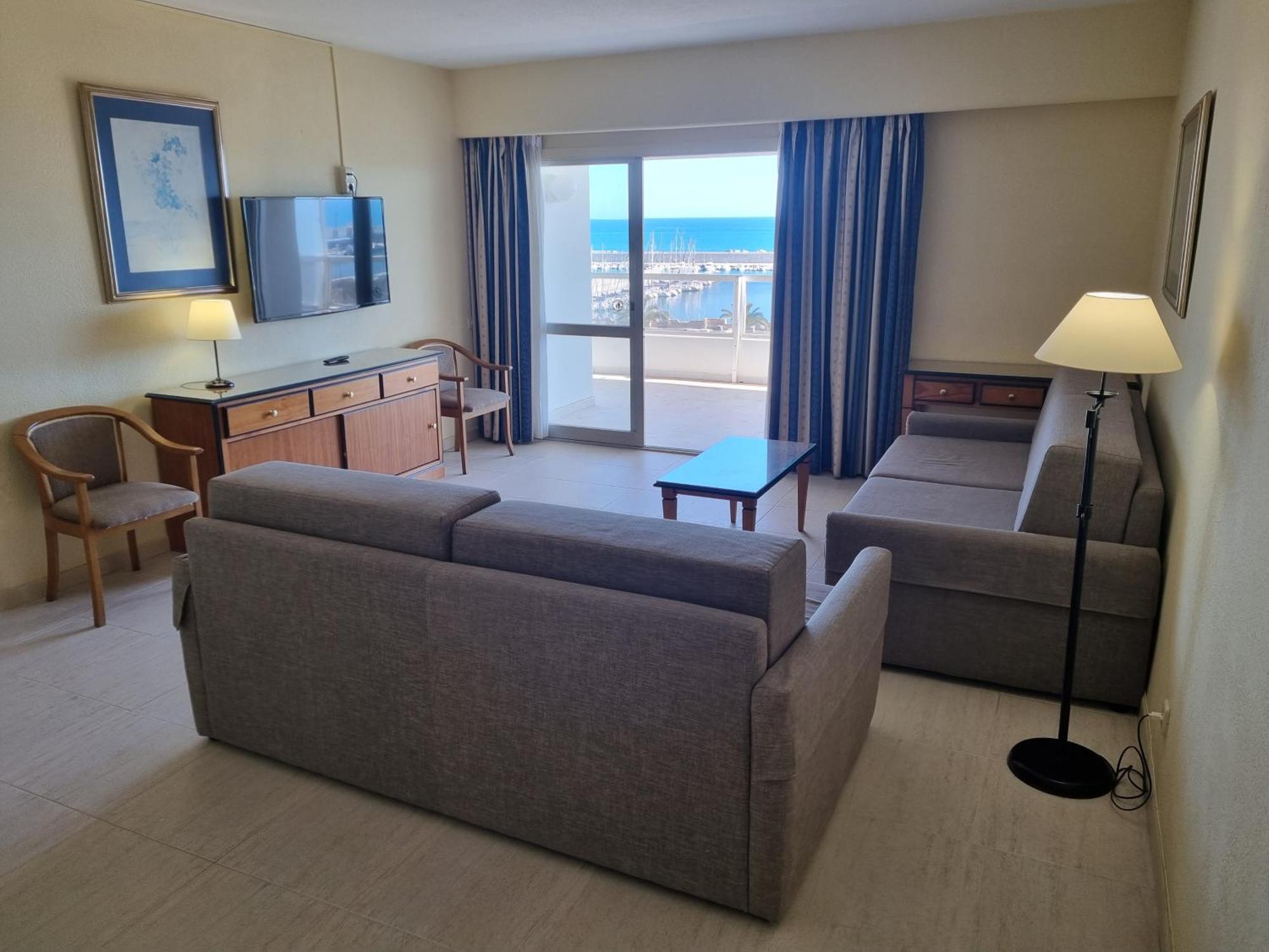 Pyr Beachfront And Pool 2bd